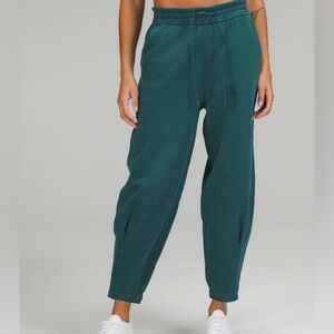 Lululemon Loungeful Oversized High Rise Crop Jogger
Size 10. Good Condition